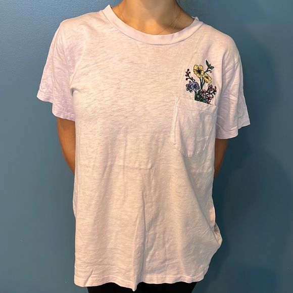 Old Navy lavender T-shirt with cute floral in brewery on left pocket size medium - Picture 1 of 2